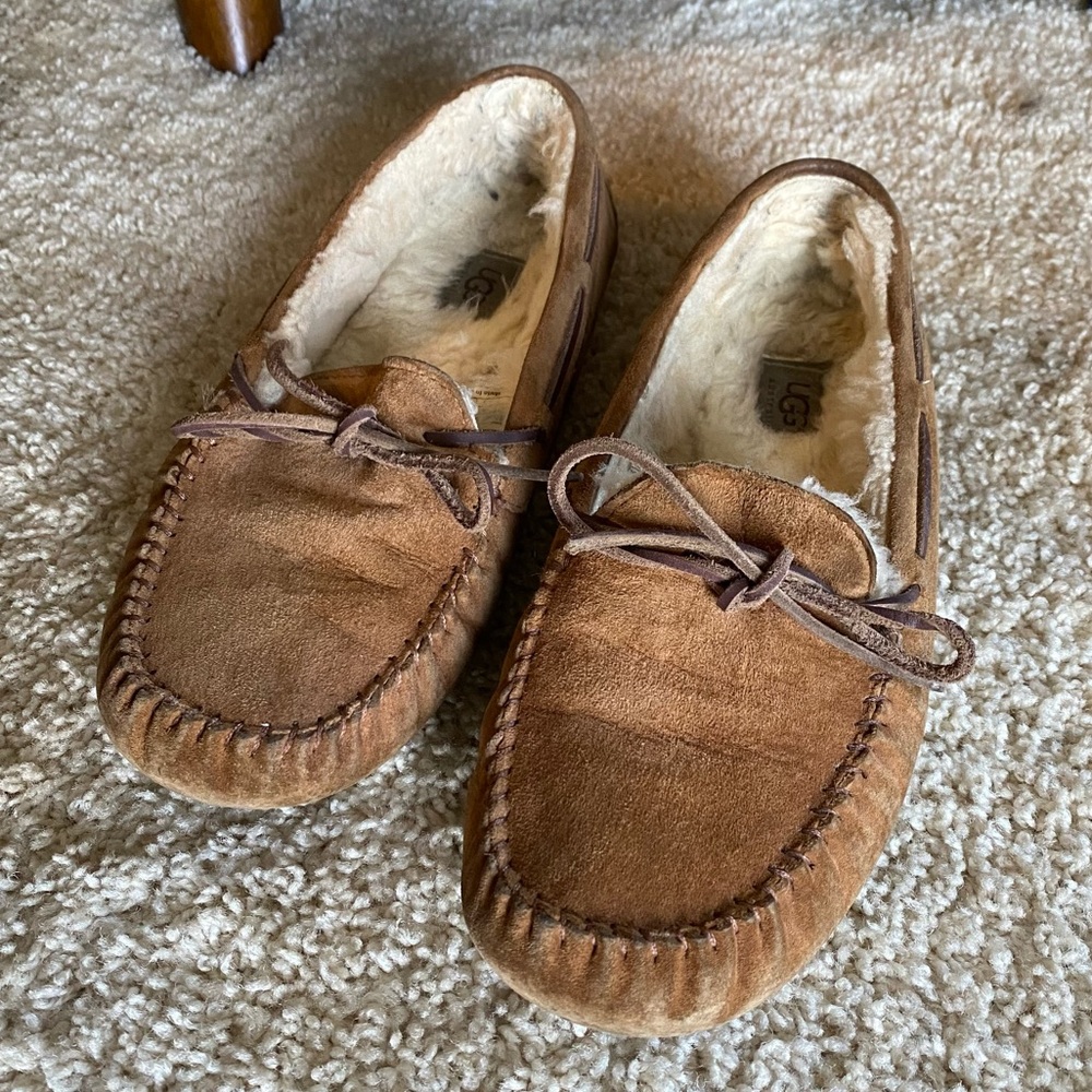 Ugg Dakota Suede Sheepskin Slipper Moccasin in Chestnut